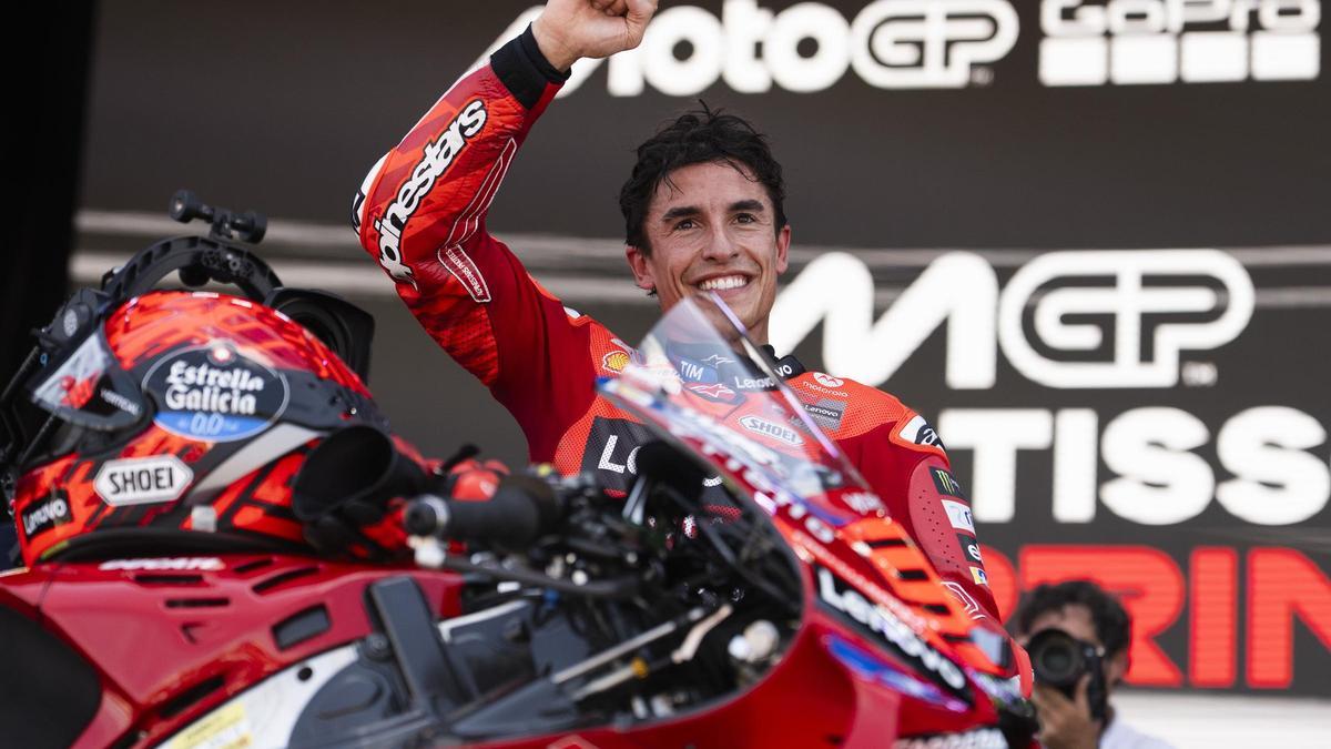 Marc Márquez, tras su Ducati, en Motorland, tras la victoria del sábado.
