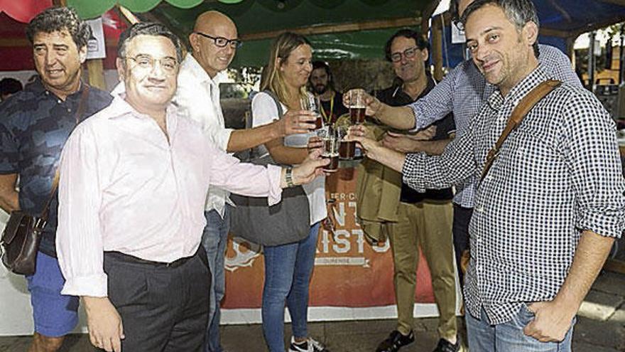 Un brindis en la Feira da Cervexa Artesá