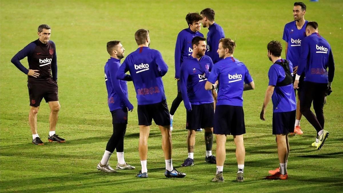 Valverde y los jugadores azulgranas, en un entrenamiento previo al partido de Supercopa contra el Atlético en Yeda, Arabia Saudí.
