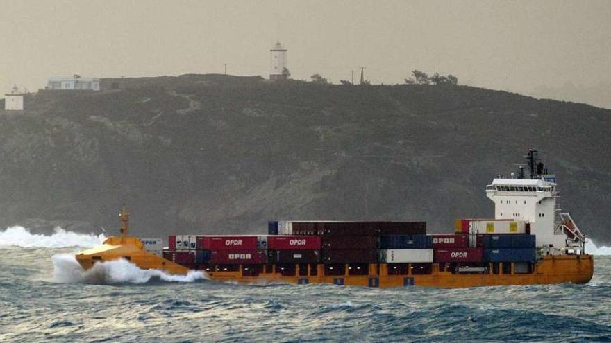 Un buque mercante navega frente a la costa de A Coruña.