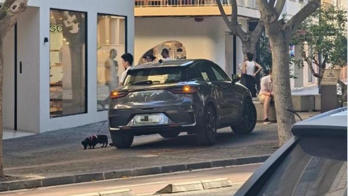 El coche, con las luces de posición, aparcado en una plaza del centro de Ibiza.