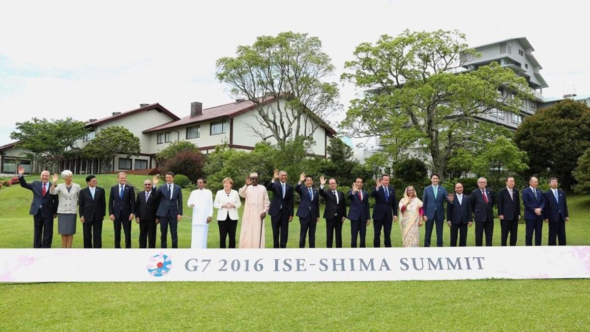 Foto de familia de los presidentes y jefes de Gobierno que han participado en la cumbre del G7 en Japón.