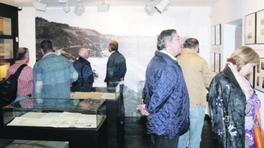 Asistentes a la inauguración de la exposición, ayer en Candás, en la sala dedicada al trazado del ferrocarril.