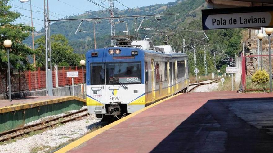 El tren en la estación de Pola de Laviana.