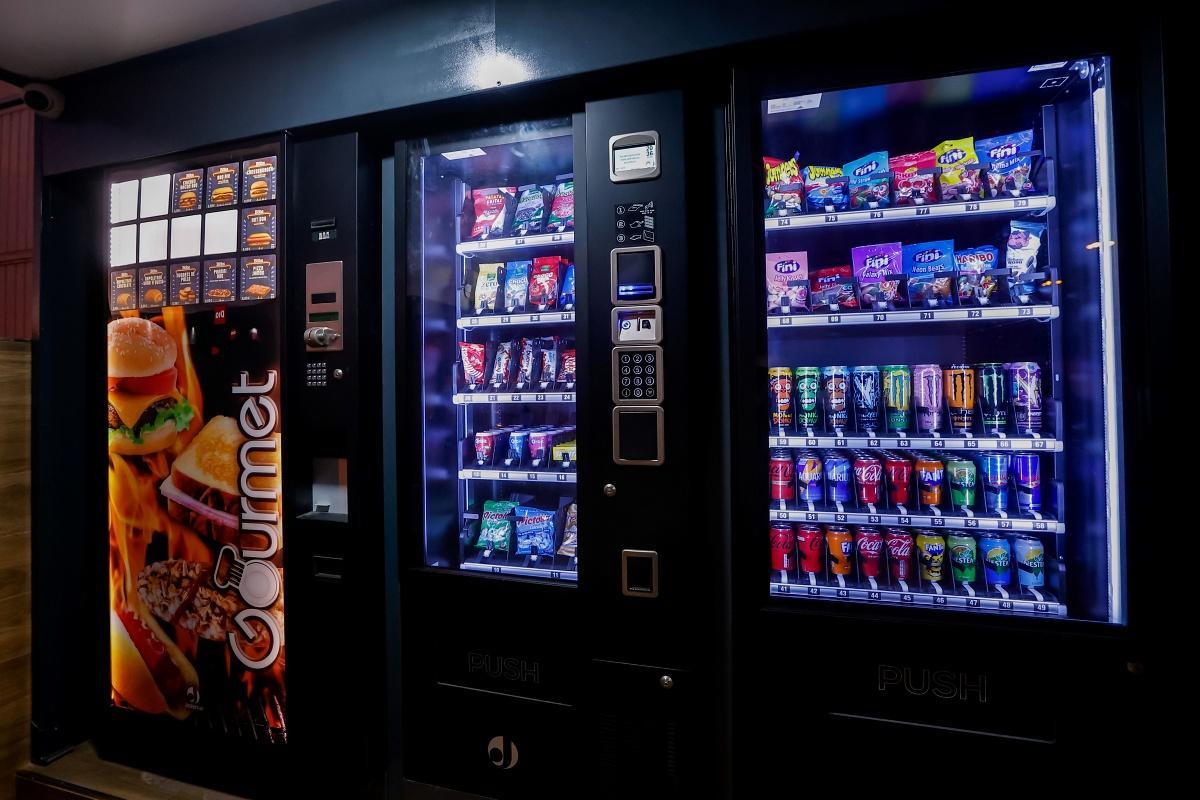 Varias vistas del Vending 24 horas abierto en el polígono El Granadal, en el bajo de las instalaciones del Cash Antonio Marín.