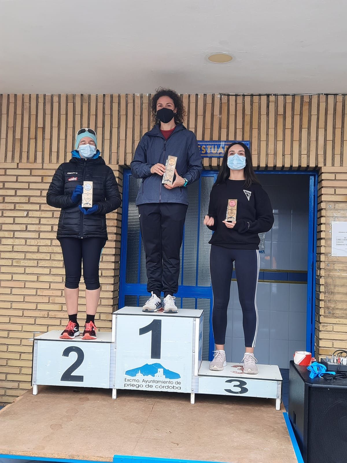 El podio femenino en la 15 Carrera Popular de Priego.