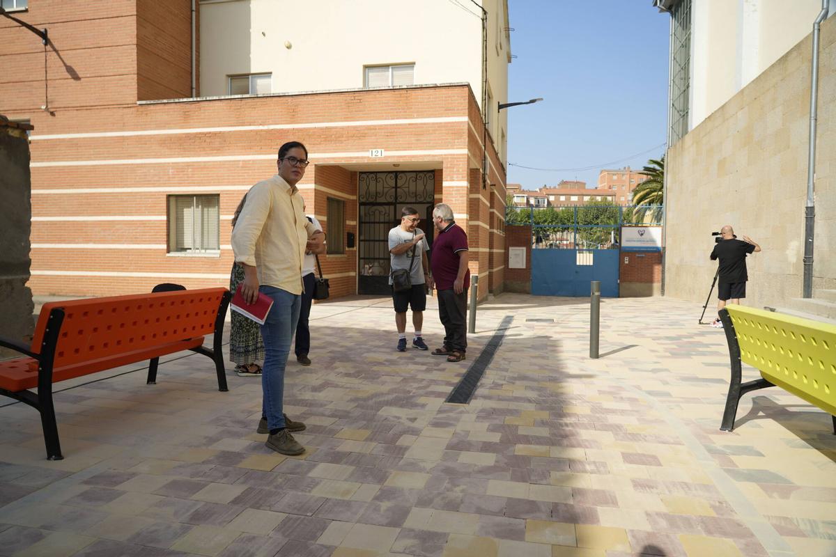 Novo y guarido informan sobre actuaciones en el colegio Nuestra Señora del Rocío.