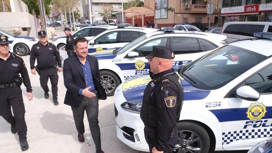 El alcalde de Elche exhibe su compromiso con Carrús en la presentación de 20 coches de la Policía Local