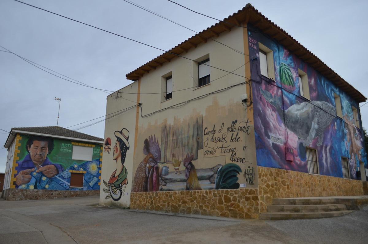 Parte de los murales que se pueden ver en La Torre del Valle.