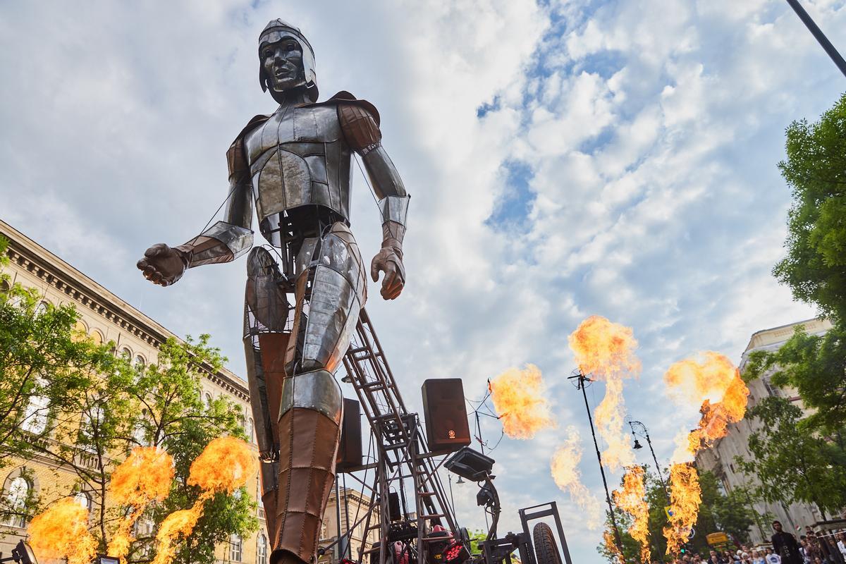 El Aquiles articulado gigantesco de la compañía valenciana LA FAM que abrirá el desfile de Carnaval de este año.