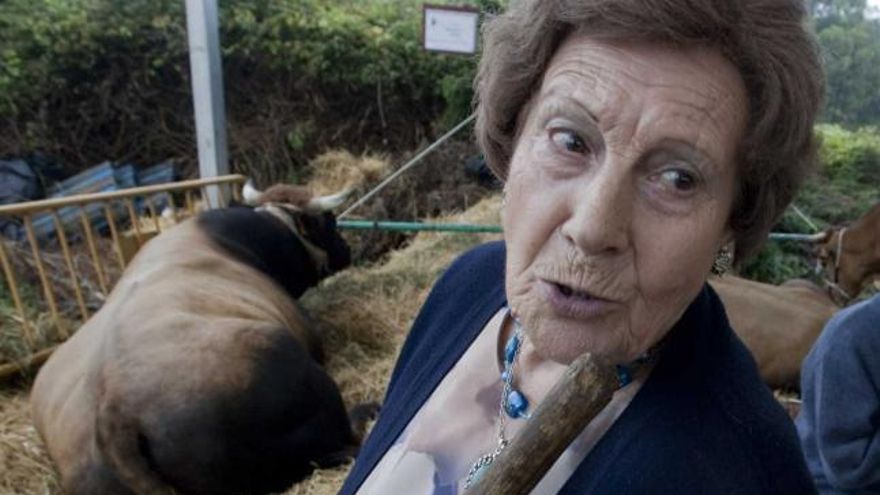 La ganadera Berta Fernández, de San Martín de Podes, y el toro «Tejín», en el concurso de ganado de Gozón.