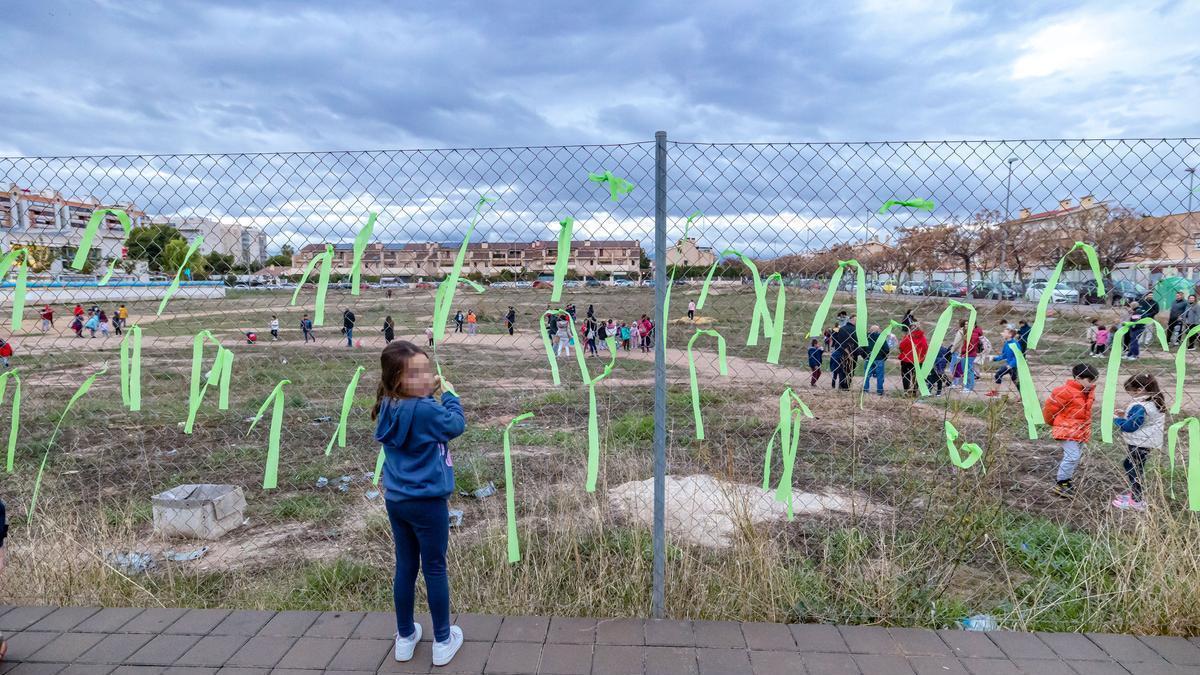 Una acción reivindicativa de la comunidad escolar para urgir la construcción del CEIP La Almadraba, en la zona de playas de Alicante