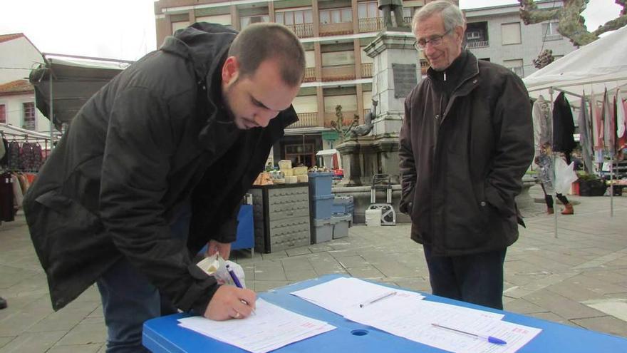 Los sanitarios homenajeados en Arriondas aplauden la movilización de los usuarios