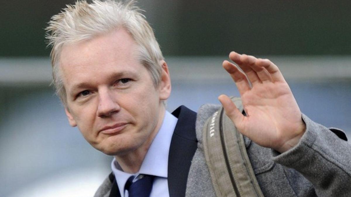 Julian Assange saluda a su llegada al tribunal de Woolwich, este martes, en Londres.