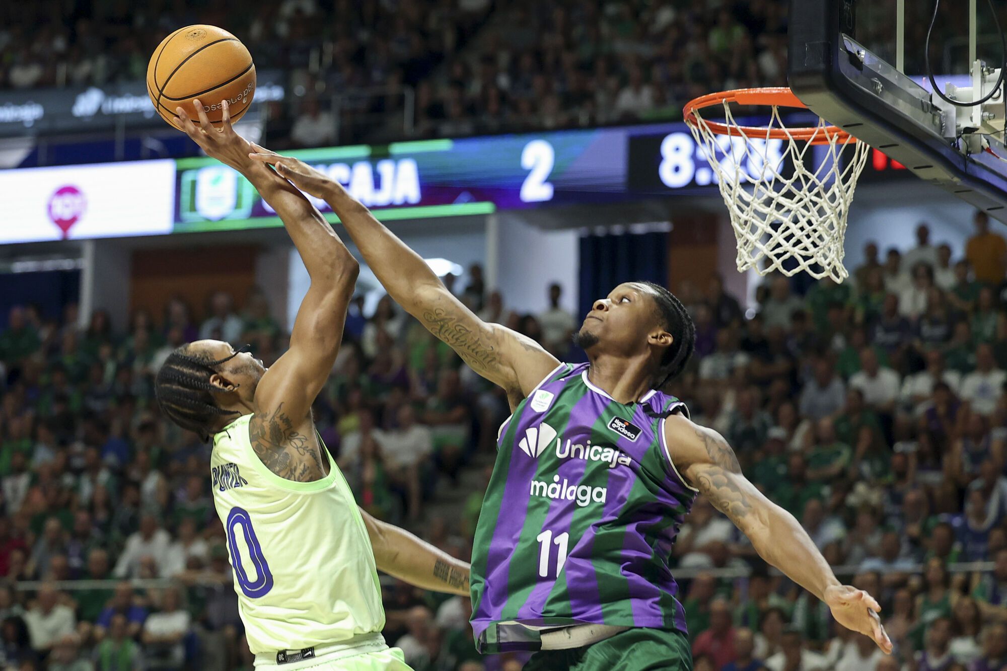 Tyson Carter intenta evitar un tiro de Kevin Punter en el tercer partido de la serie.