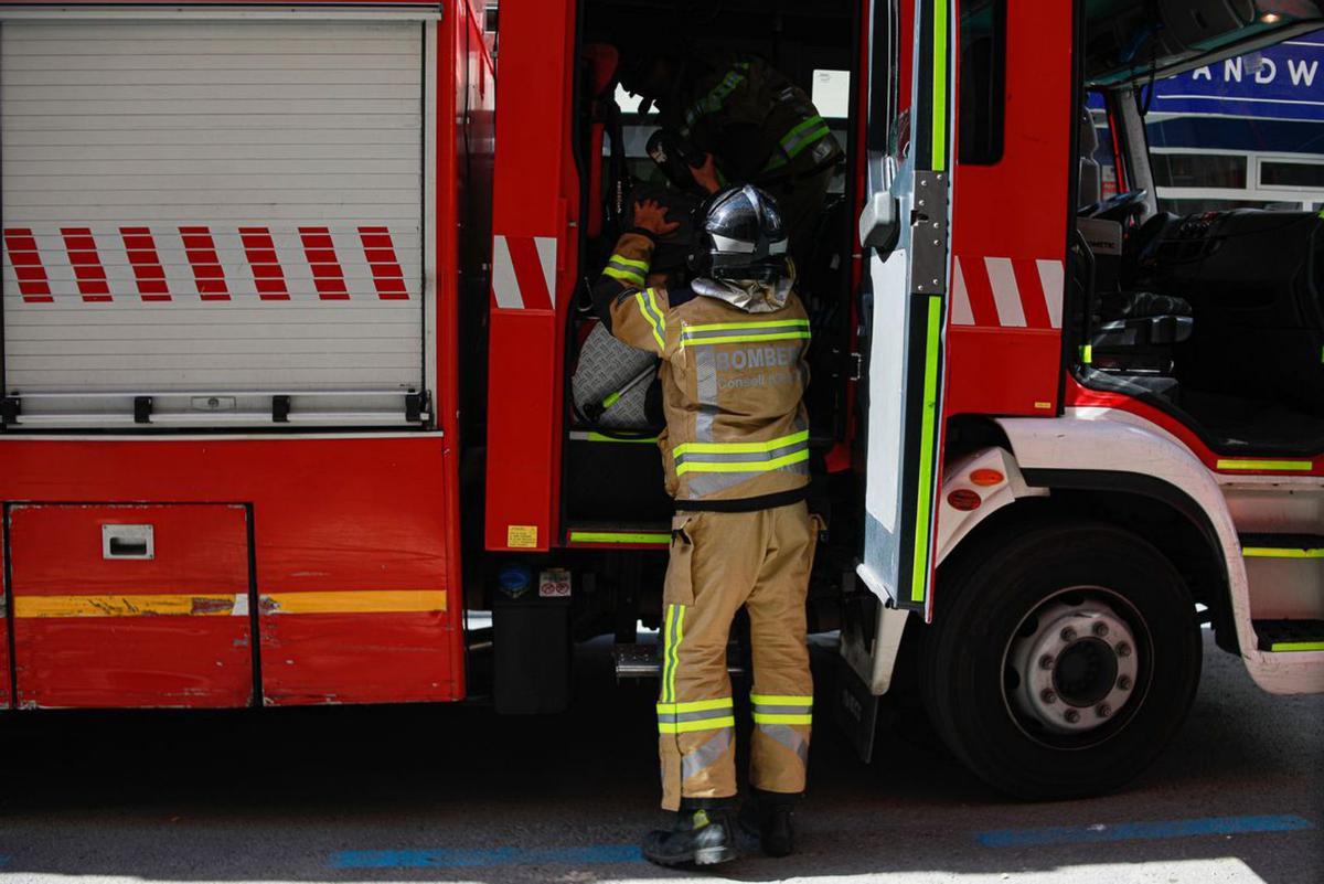 Imagen de archivo de un bombero de Eivissa durante un servicio. | TONI ESCOBAR