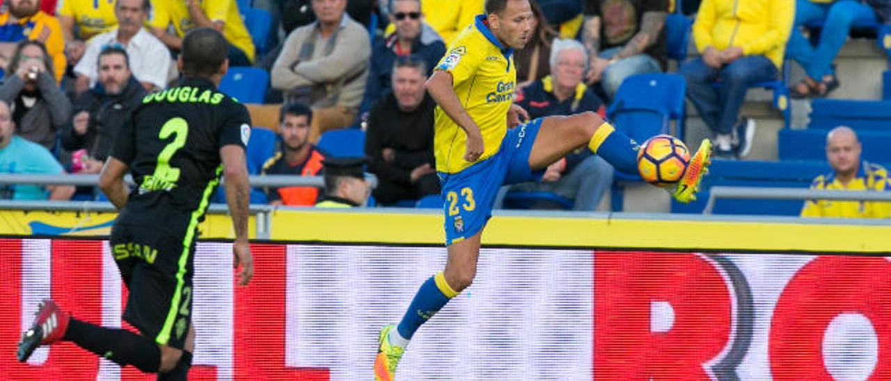 Dani Castellano, lateral de la UD, controla un balón durante un partido en el Estadio de Gran Canaria.