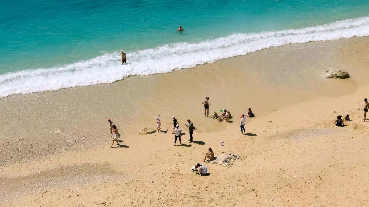 Varias personas en una playa en una imagen de archivo