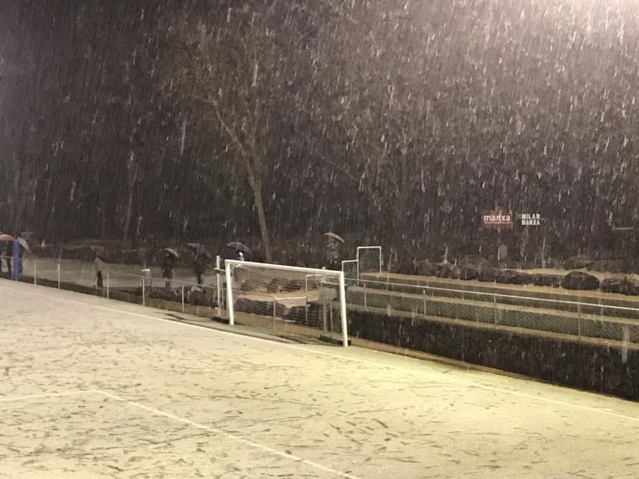 Imatge del camp de futbol de les Preses, amb les primeres precipitacions de neu
