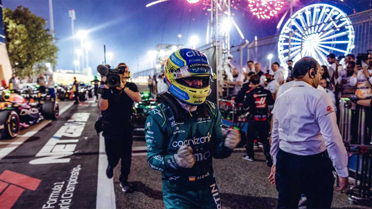 Fernando Alonso celebra su primer podio con Aston Martin en Bahrein