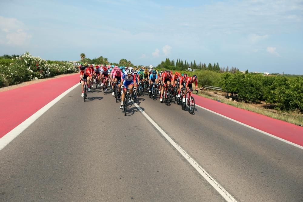 Jakobsen gana la cuarta etapa de la Vuelta.