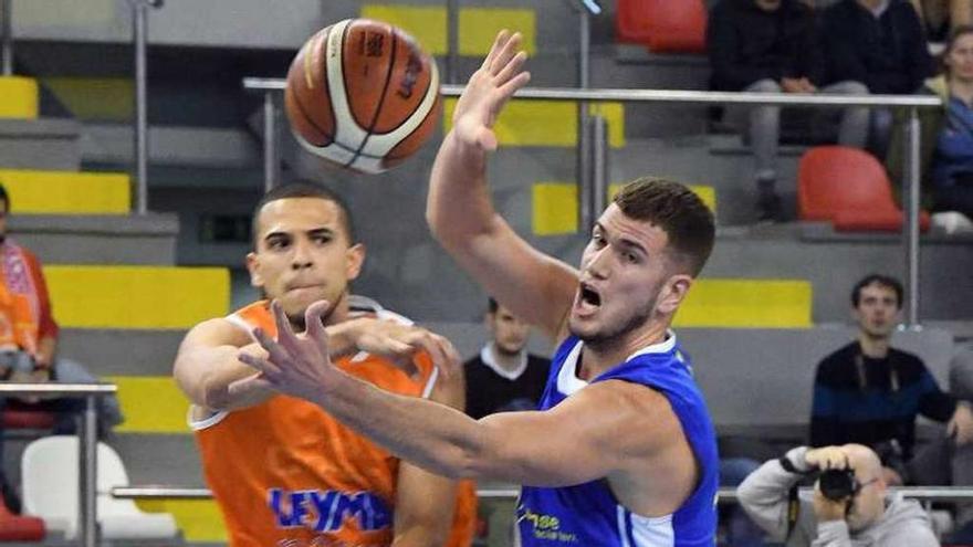 Dago Peña defendido por Guerra en el derbi contra Ourense.