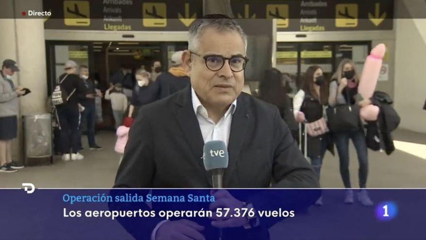 Un pene gigante de plástico se cuela en directo en el Telediario de TVE para sorpresa de Ana Blanco