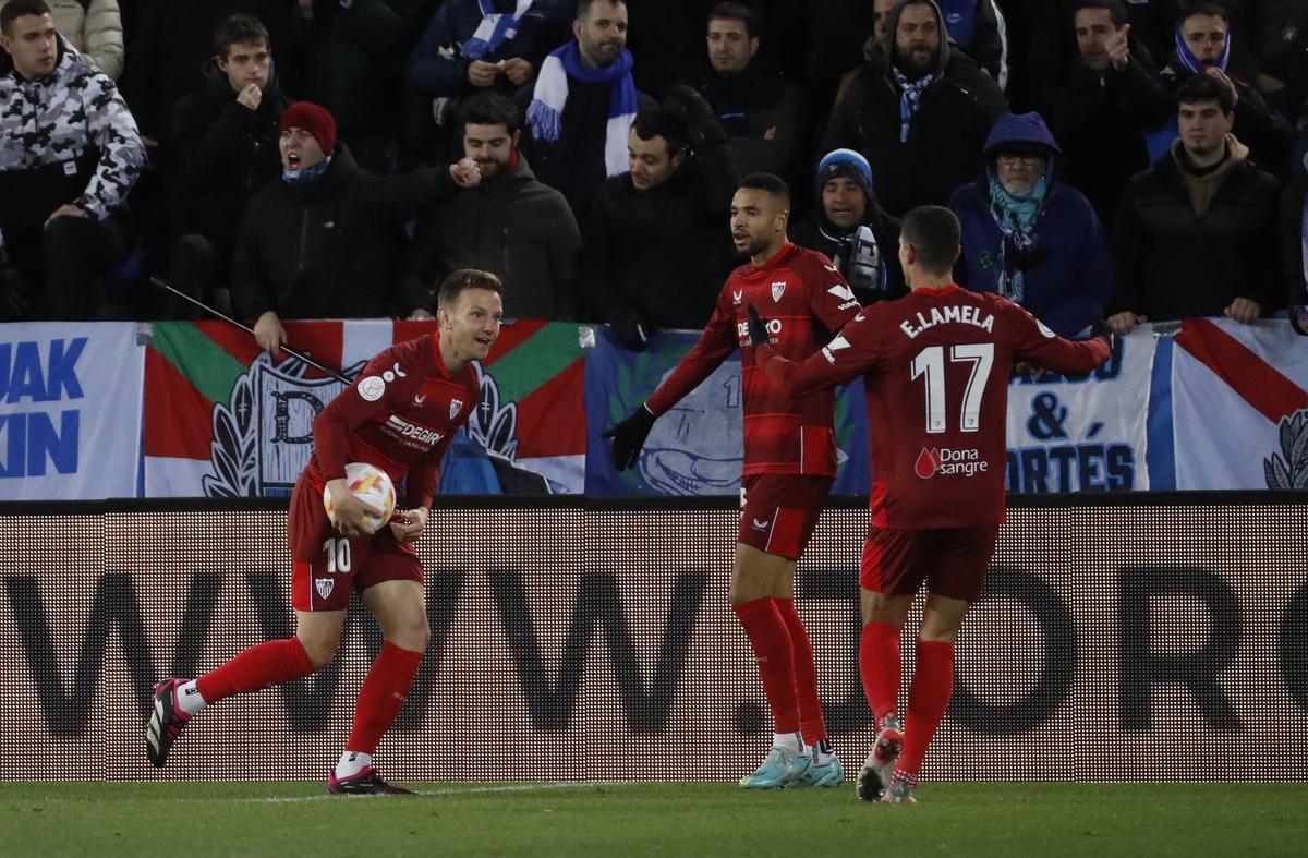 Rakitic mete al Sevilla en cuartos.