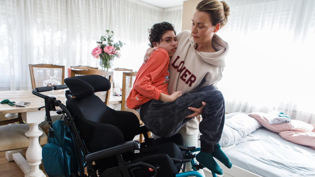 Rocío Martín a su hijo Albert, con discapacidad severa, de la cama a la silla de ruedas