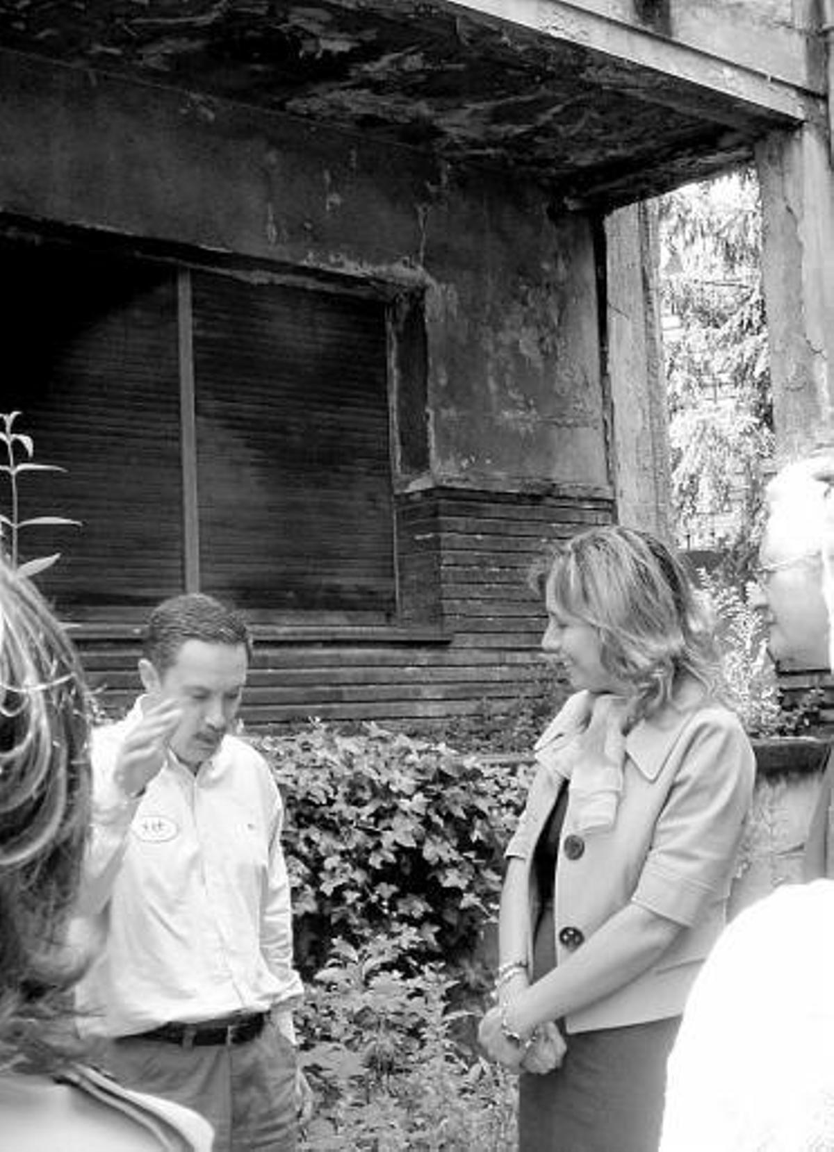 Otero y Meller, durante la visita al chalé cedido a Aprendemos Asturias.