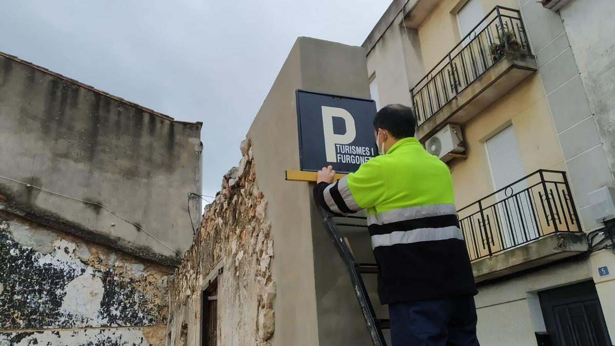 Un operario municipal coloca la señalización del nuevo aparcamiento