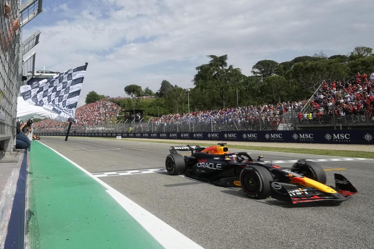 Verstappen cruza en primer lugar la meta con la bandera a cuadros