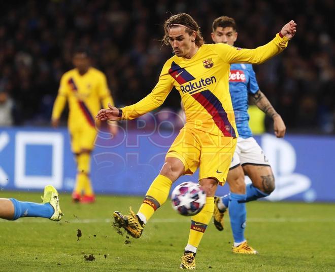 Las mejores imágenes del partido entre el SSC Nápoles y el FC Barcelona de ida de octavos de final de la Champions League disputtado en el estadio San Paolo en Nápoles.