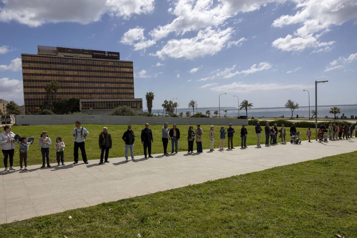 Más de 200 personas forman una cadena humana contra el macroproyecto de GESA al grito de “¡Parque sí, cemento no!” Más de 200 personas forman una cadena humana contra el macroproyecto de GESA al grito de “¡Parque sí, cemento no!”
