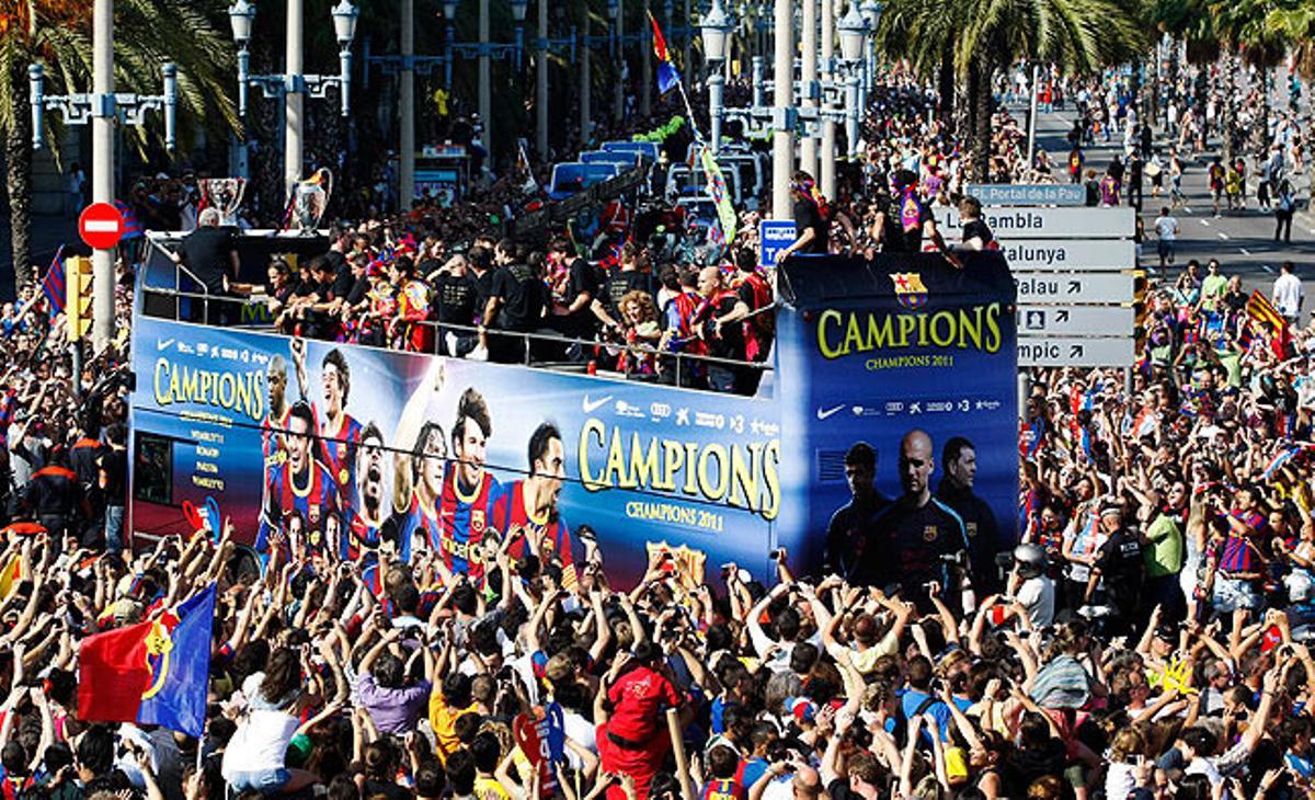 L’autobús amb els jugadors passa per plaça de Colom diumenge durant la rua.