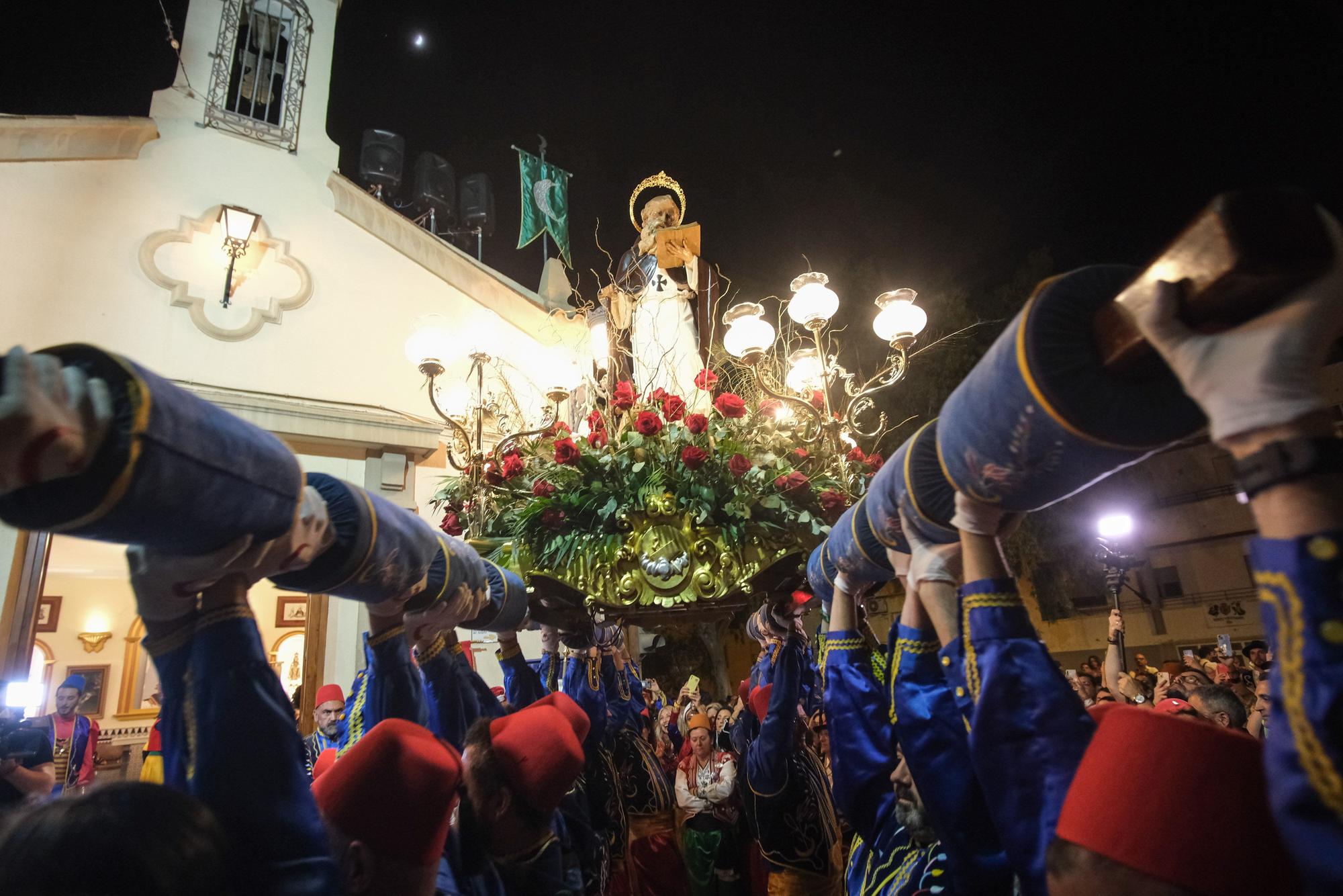 Elda agradece a San Antón el regreso de la fiesta