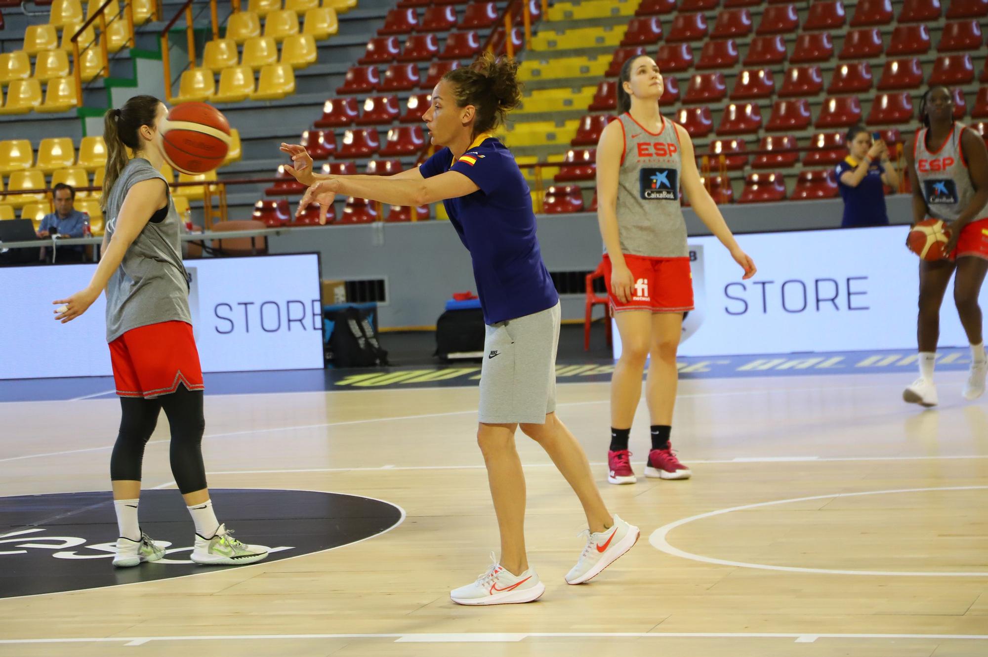 La selección española femenina de baloncesto con el alcalde de Córdoba, en imágenes