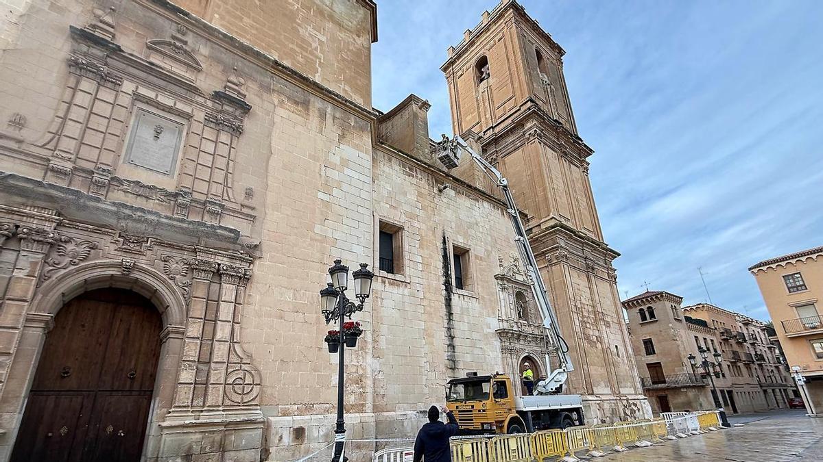 La inspección realizada este jueves en la fachada norte de la basílica de Santa María.
