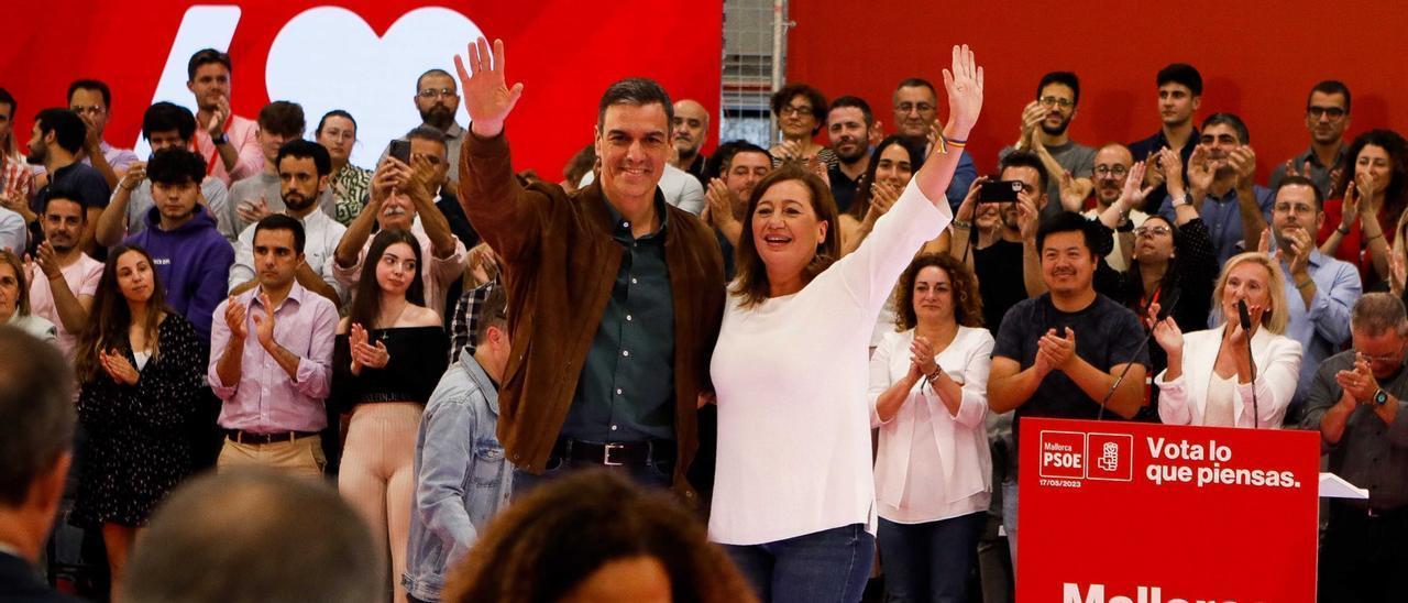 Pedro Sánchez y Francina Armengol, en el gran mitin del PSIB en Palma.