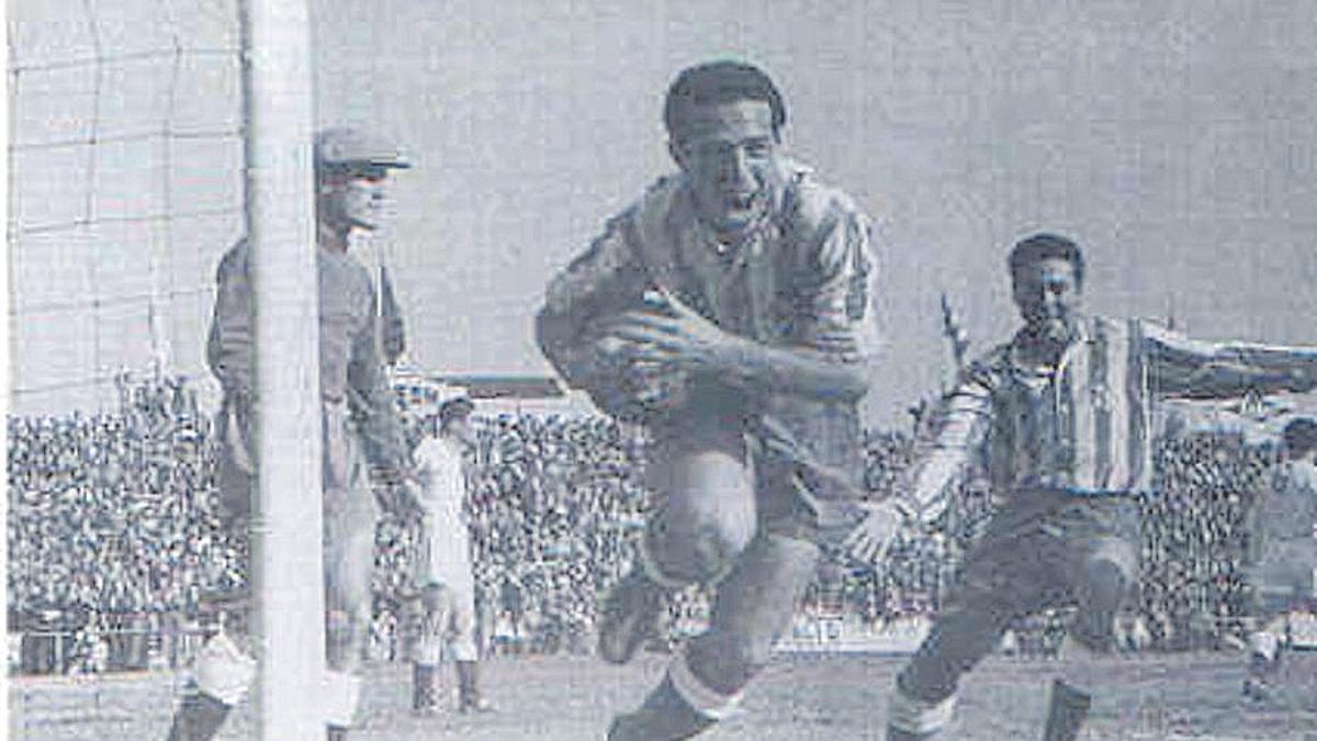 Pedro Bazán celebra un gol