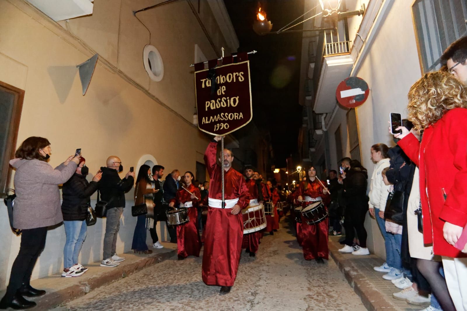 Els Tambors de Passió hacen vibrar Almassora en una noche mágica