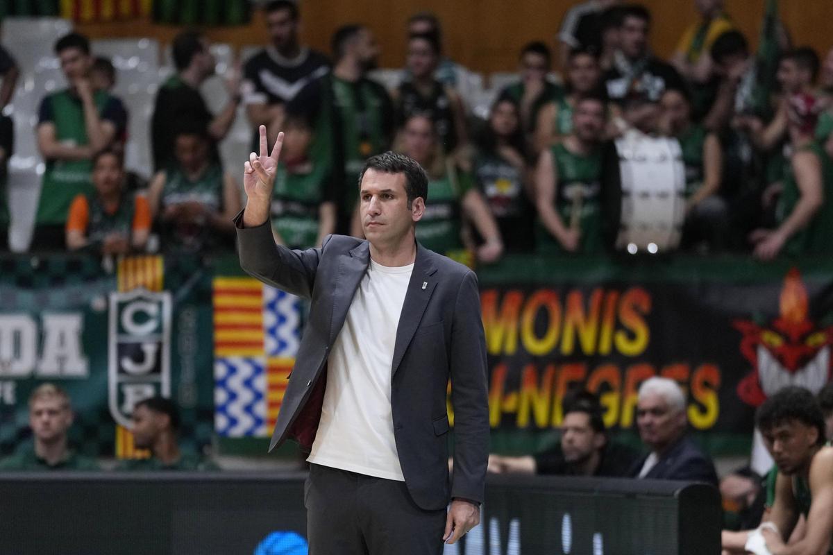 El entrenador del Joventut, Dani Miret, en el pabellón olímpico de Badalona