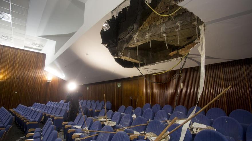 El techo desplomado sobre los asientos. Foto: Fernando Bustamante