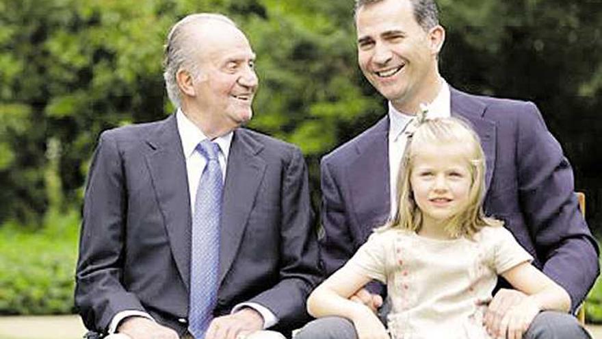 Doña Leonor con su padre y su abuelo.