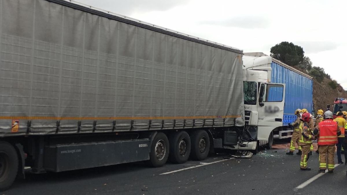 Els dos camions implicats en l'accident de l'A-2