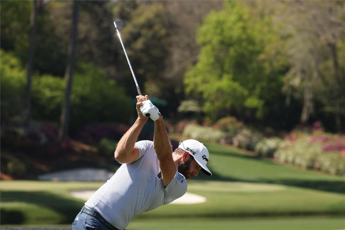 Dustin Johnson, defensor del título, entrenando en Augusta