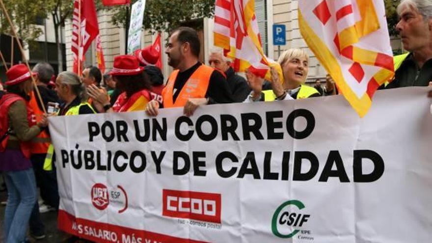 Treballadors de Correus, ahir en una protesta.