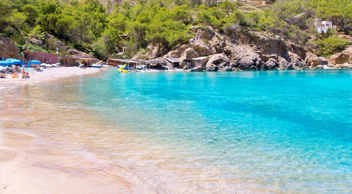Aguas de la playa de Benirràs.