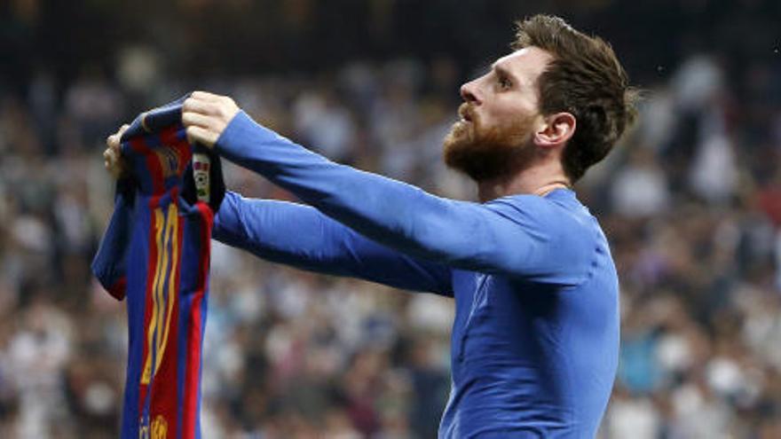 Messi desafía al Bernabéu quitándose la camiseta y enseñándola a la grada