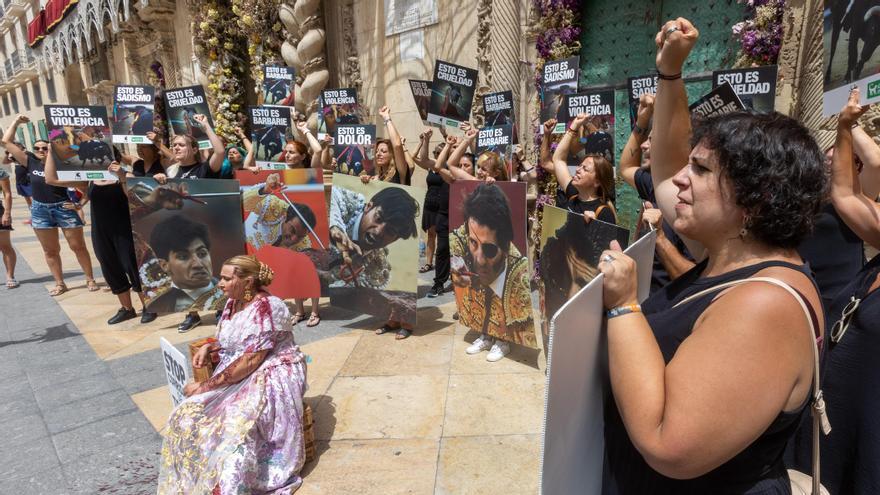 Romero, en primer plano, en la protesta celebrada frente al ayuntamiento.